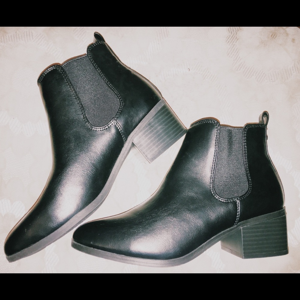 - Hasn’t been worn before.